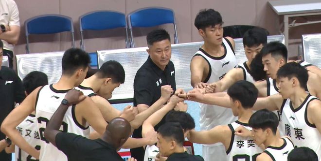包含广东男篮再度胜出，紧紧握住领先位置的词条