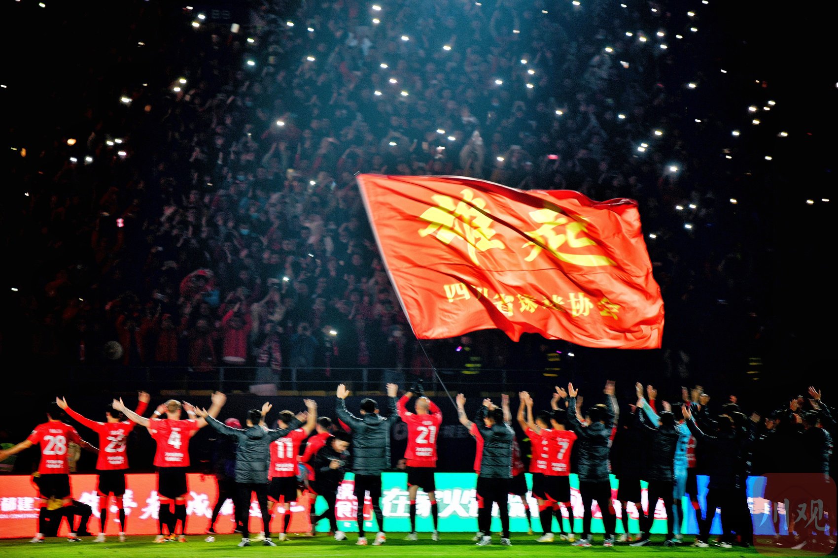 开云官网-TES绝杀CLG，Peanut拿下关键大龙峡谷大战成都决赛之夜，让粉丝疯狂欢呼