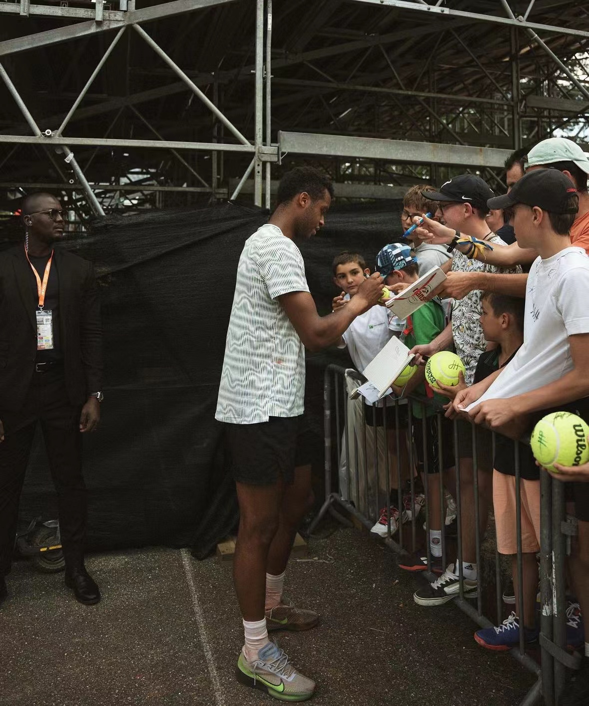 里尔球员在训练中秀技术，引来围观者的简单介绍
