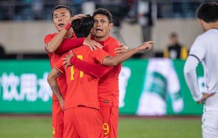 关于强势团队高效作战，将对手大比分击溃的信息