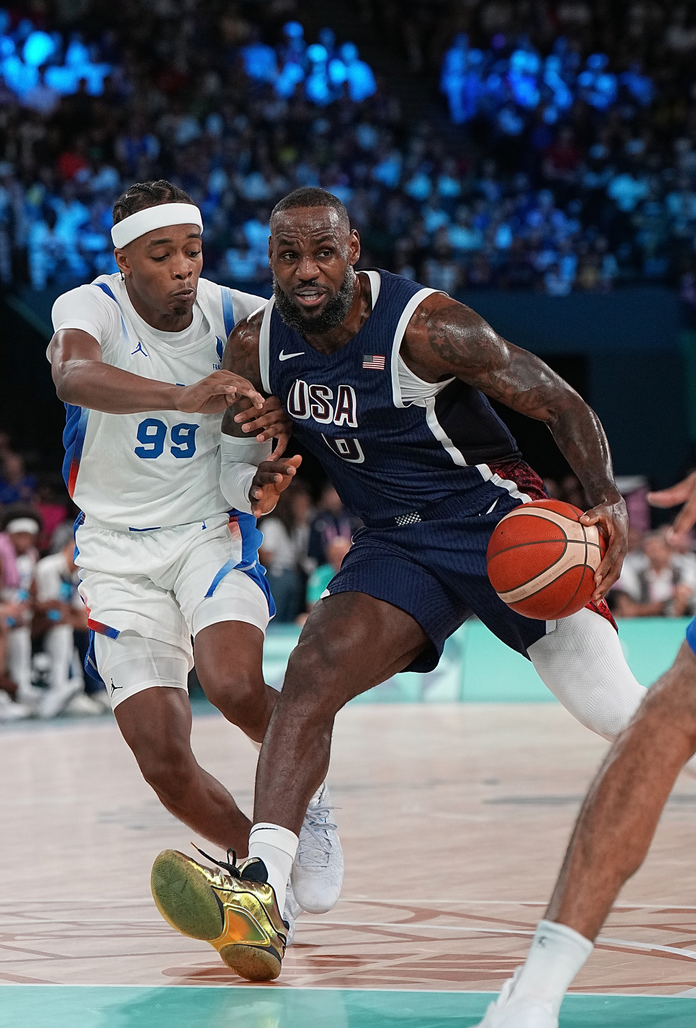 开云体育APP下载-篮球决赛预告：强队争锋对决引爆球迷热情