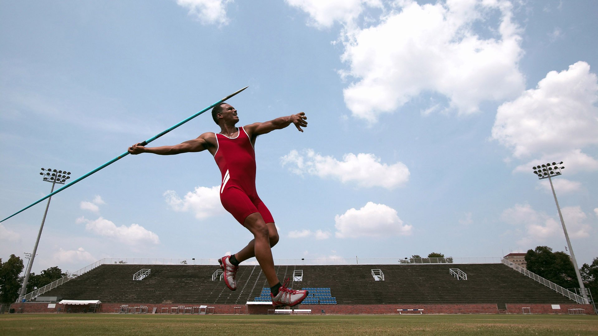 开云体育登录-冷门与纪录之夜，威廉姆斯逆袭红牛二队，佩雷兹书写历史新篇