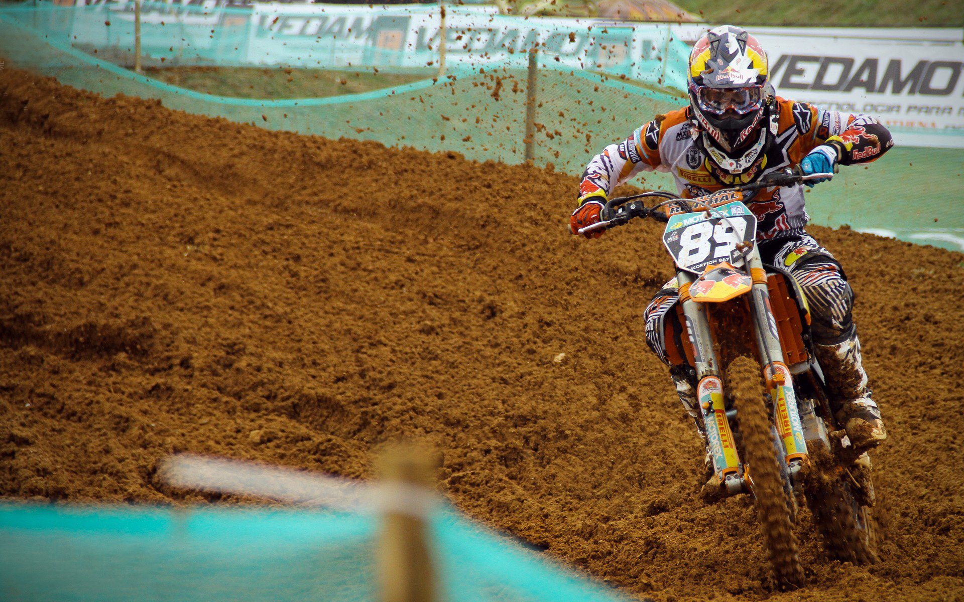 开云体育中国-绿茵场与乒乓桌，绝境反击与火热弧线的双重奏