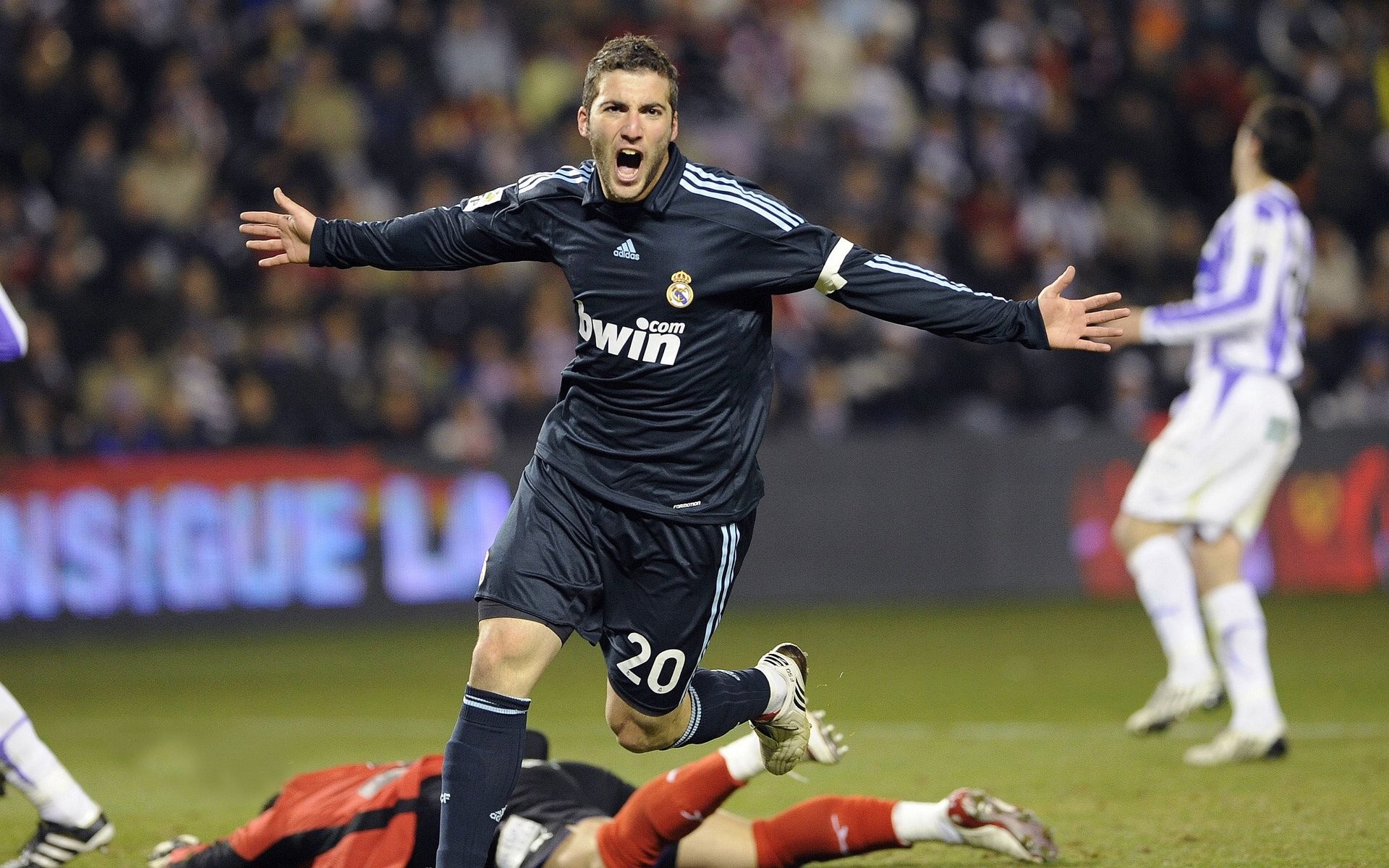 掘金上演惊天逆转险胜广东队，易建联空砍高光表现虽败犹荣